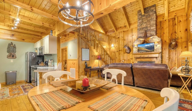 Cozy Cohutta Cabin - Creek Front Mountain Cabin - Hot Tub - Pet Friendly in Ellijay