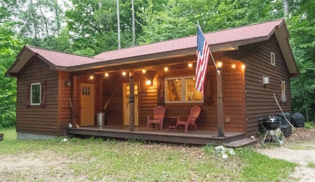 Cozy custom cabin with high-end amenities. 75% of our renters are return guests! in Bellaire
