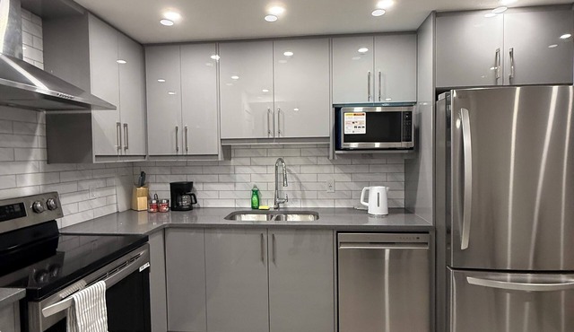 Cozy guest suite, walking trails in Calgary
