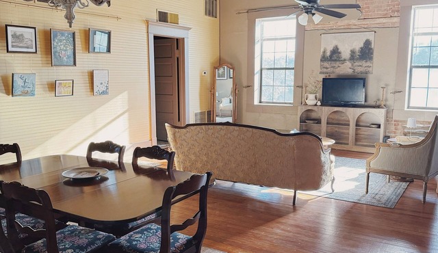 Cozy Historic Stay with Antique Charm in Old Town Lorena, off I35 and near Waco in Lorena
