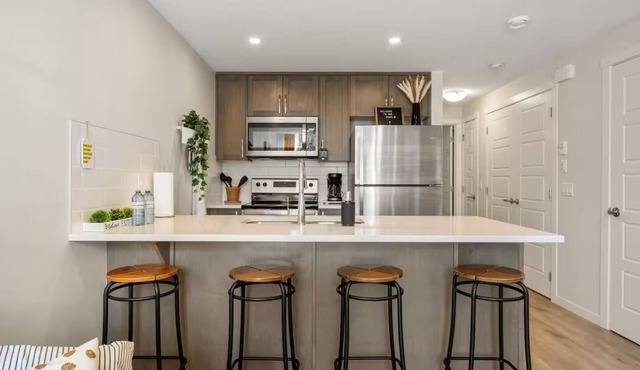 Cozy King Suite with AC & Free Banff Park Pass in Calgary
