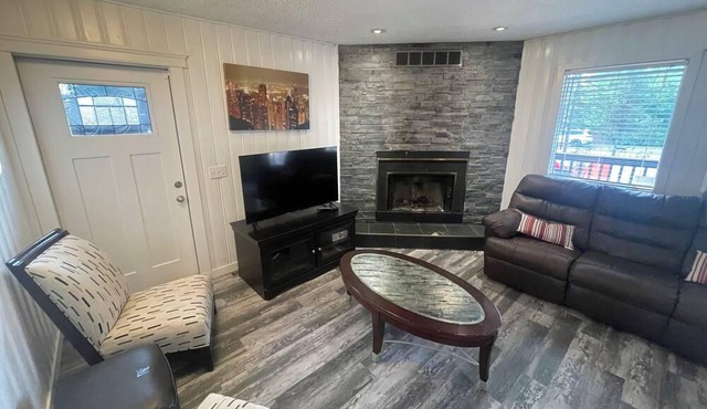 Cozy lakeshore cabin block from lake in Sylvan Lake
