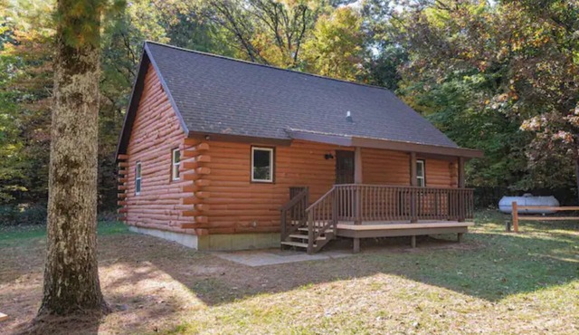 Cozy Log Cabin Nestled in the Pines but just Minutes to Everything! in Wisconsin Dells