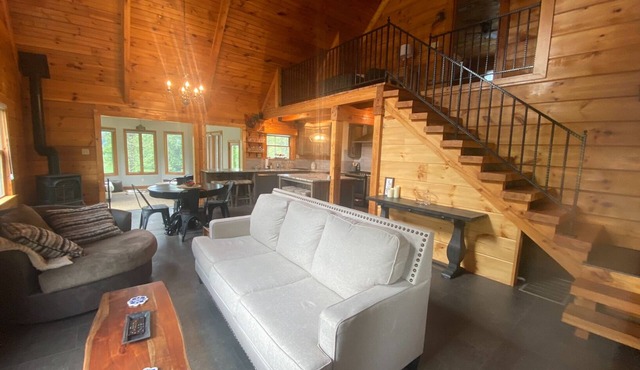 Cozy secluded cabin, close to Sultan's Run Golf Course and Holiday World! in Jasper
