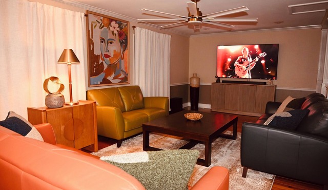 Cozy, stylish spot with great amenities—walk to food, shops & 15 min DEC airport in Decatur