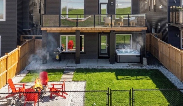 Crestmont Luxe Retreat | Hot Tub | Gym | AC in Calgary