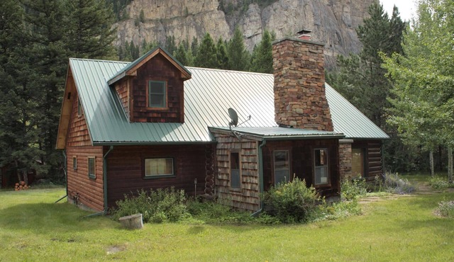 Crooked Canyon Lodge Cabin - 30+ Night, Montana Cabin On The Gallatin River in Gallatin Gateway