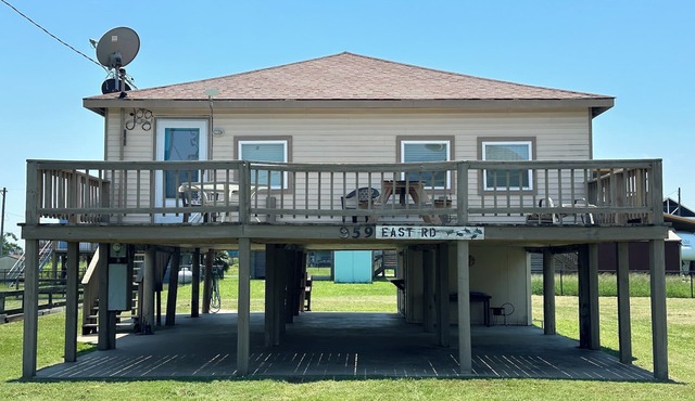 Crystal Beach Cabin - Sleeps 7 (3 blocks from Beach) in Crystal Beach