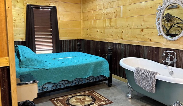 Cute cabin with rustic vibe, pretty view and fishing! in Bryson