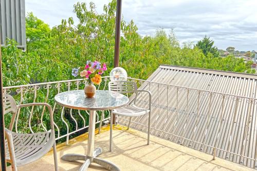 Doncaster Renovated 5BD/4BR Brick Home Parking WiFi in Doncaster