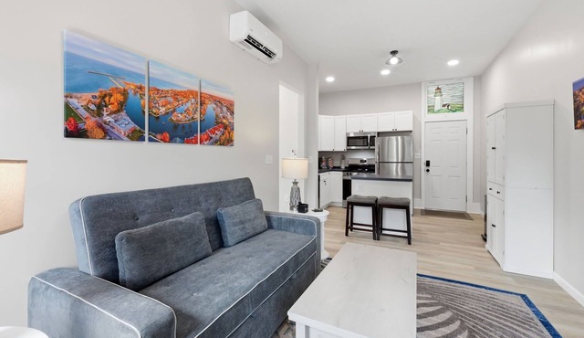 Downtown Vermilion Apartment - Sleeps 4 - Walk to Lighthouse in Vermilion