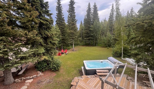 Dream 4-Br 4-Ba | Private Pool & Hot Tub | 2-min DRIVE to Jasper National Park in Jasper