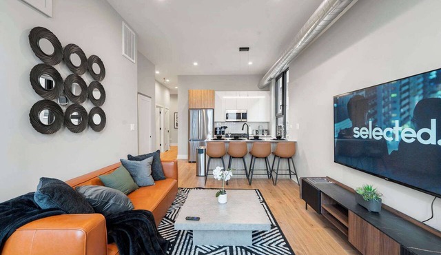 Edgewater Gem by the Lake! 2BR with Parking & Gym in Chicago