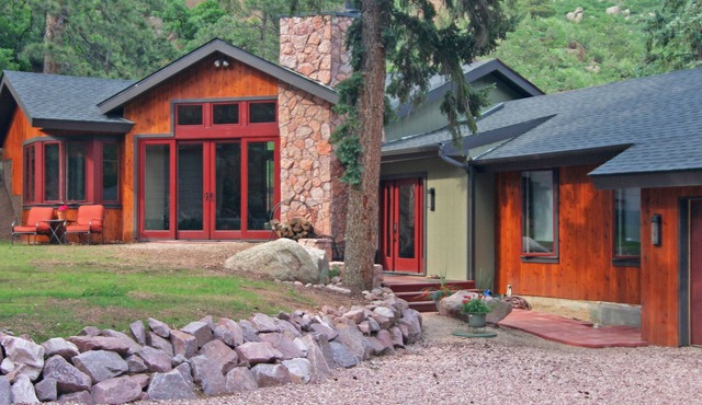 Elite Mountain retreat, hot tub, 2 fireplaces, Hiking trails, trout fishing, AC in Green Mountain Falls