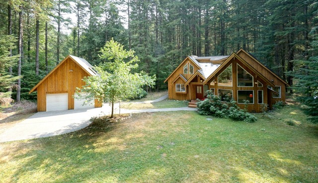 "Elk Hollow" Mountain Home Near Mount Rainier and Crystal Mountain Ski Area, WA in Enumclaw