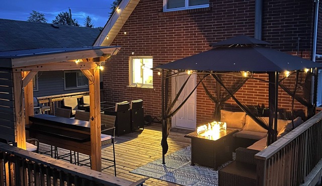 Elmwood Coast&Hearth Retreat- Large Deck + Bar + Firepit 5 min walk to the beach in Fort Erie