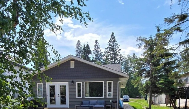 Emma Lake Sunset Bay retreat! One minute walk to the beach with large deck/yard! in Christopher Lake