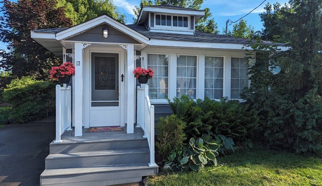 Enjoy this cozy cottage, 10 minutes from Bay Beach in Crystal Beach. in Fort Erie