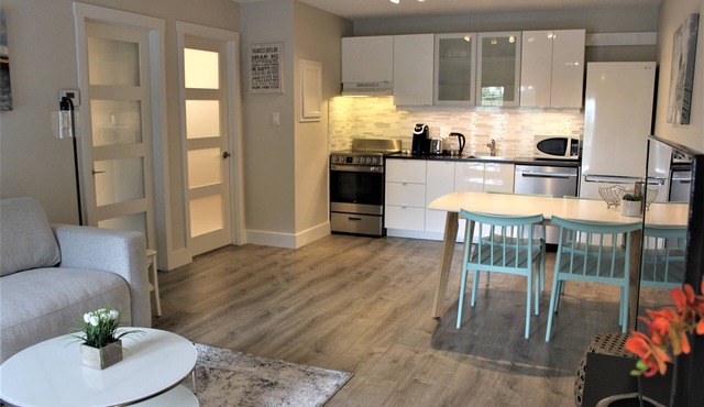 Essence Suites Modern Condo *Collingwood *King Bed *Lake *Beach *Mountains *Spa in Collingwood