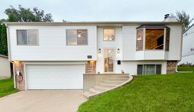 EV charger modern 4 bedroom, 3 Bathroom house in great neighborhood Cedar Rapids in Cedar Rapids
