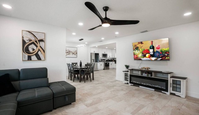 Expansive Charm - 4BR Estate on Private Acre in Brandon