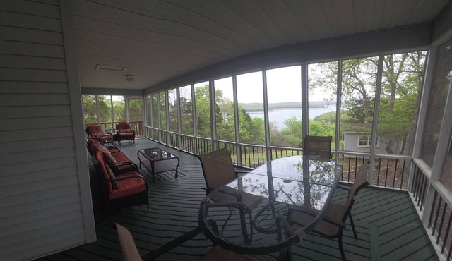 Expansive Executive LakeHouse #19w/Jacuzzi &Fireplace with views of Norfork Lake in Mountain Home
