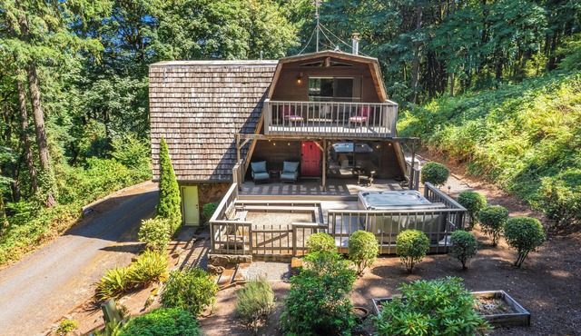 Fairview Cabin: 3bed/3.5ba Chalet in Wine Country! in Dundee