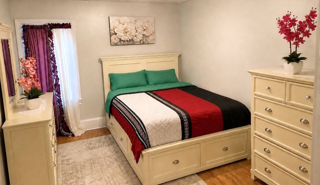 Fall River Stay Stylish 2BR Free Parking in Fall River