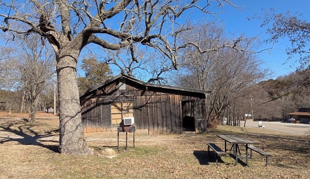 Family cabin w/large fireplace in Davis