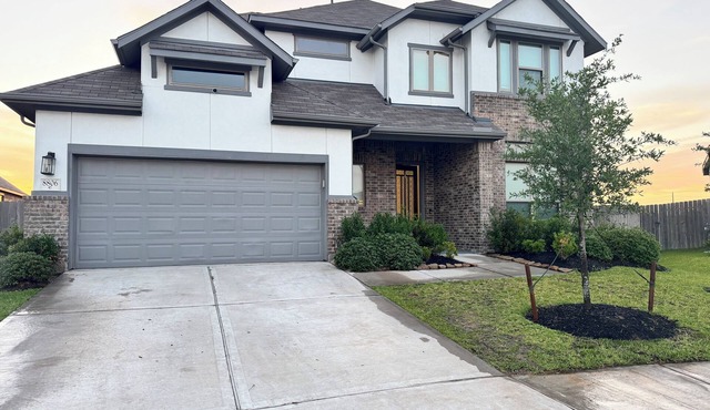Family-Friendly 5BR Home, Game Room + Large Backyard! with AC, WiFi in 77407 in Richmond