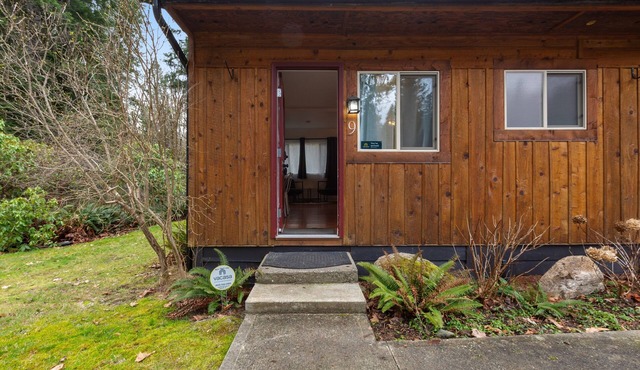 Fantastic dog-friendly building with 4 suites, wooded surrounding & fast WiFi in Quilcene