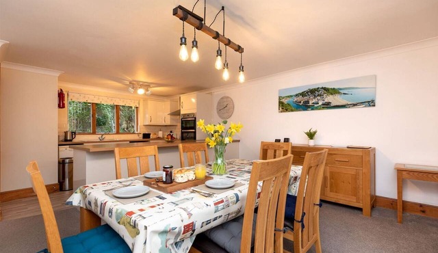 Fantastic river side house with garage parking in Looe