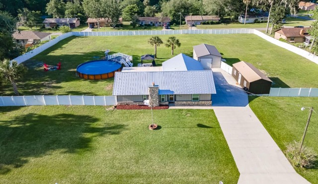 Fenced retreat w/pool & game room in Ocala