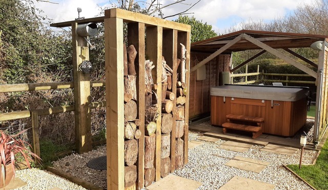 Found at the foot of Roundway Hill with it's own secluded garden. Pet friendly. in Calne Wiltshire