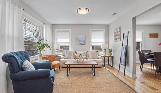FULLY STOCKED Beach Bungalow in Long Beach- close to beach, w/POOL, large yard! in Long Beach