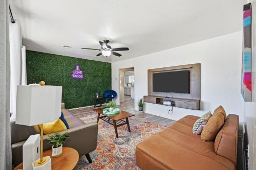 Funky Haus near Six Flags and ATT Stadium with Game & Movie room in Grand Prairie