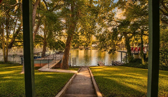 Funshine | Riverfront house in Mc Queeney with guest house, river views, grill in McQueeney