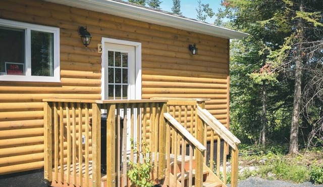 Gopher's Hole Cabin - Lakewood Park Cabins in Kenora