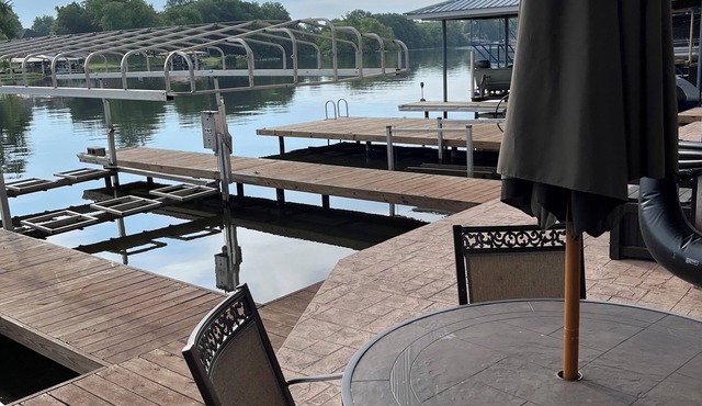 Gorgeous lake front cottage. Enjoy those summer nights on the lake in Monticello