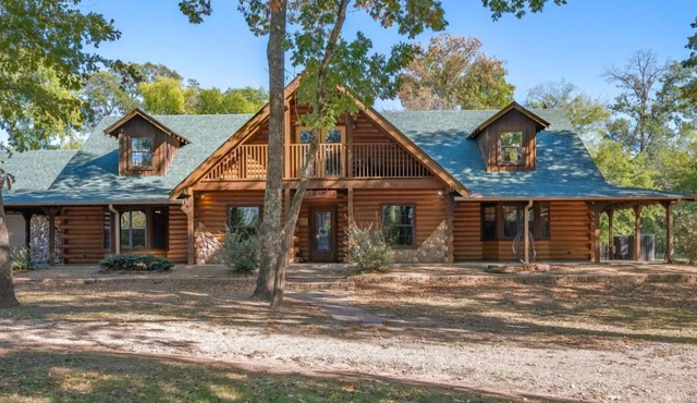 Grama's Cabin - Comfy Cabin for Two + 1-2 - King Bed~Pull-out Sofa/Pool~Hot Tub in Canton