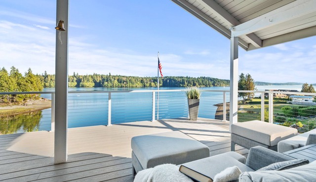 Grapeview- Luxury Waterfront Home w/Hot Tub in Grapeview