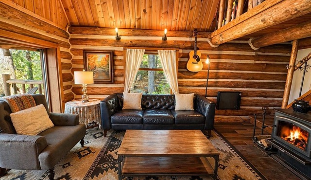 Guten Cabin | Classic Log Living | Hot Tub | Deck in Leavenworth