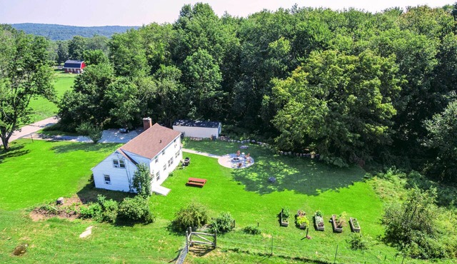 Hampton 'quiet Corner Cottage' w/Fireplace & Yard in Hampton
