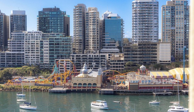 Harbourside 79 - Holiday special with Luna Park and Berry Bay views in McMahons Point