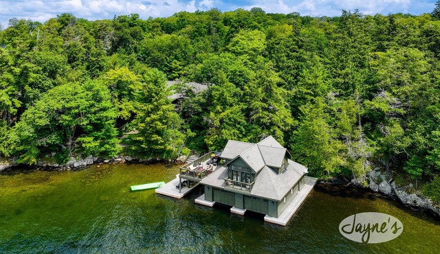 Hard packed Sandy Beach, spacious 7 brdm 6 bath! Boathouse w Sleeping & Sundeck! in Port Carling