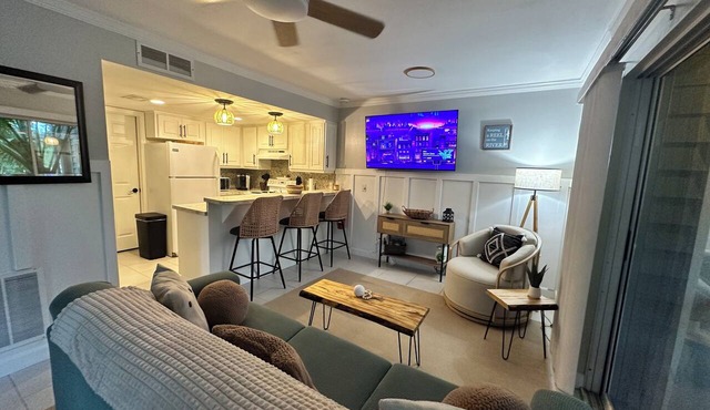 HIDDEN GEM-RIVERFRONT-1ST FLOOR-SCREEN PORCH, Boat Dock, Pool, Hot Tub & Kayak in Dunnellon