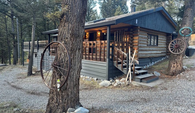 Hideout in the Mountains HOT TUB and River access in Gallatin Gateway