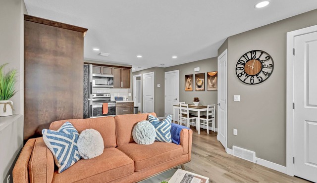 Hillside Suite: Your Cozy, Modern Getaway in Medicine Hat in Medicine Hat