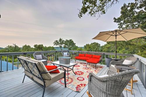 'Hilltop Hideaway' Branson Home w/Trampoline! in Branson