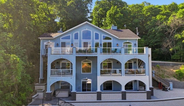 Huge 6 Bd Home Entire Cove! Hot Tub,Dock, GOLF SIM in Camdenton